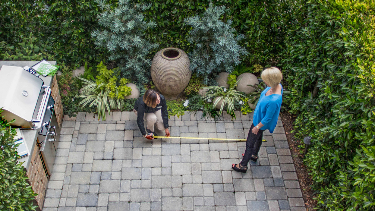 Outdoor-Living An image of a outdoor living consultant helping a customer